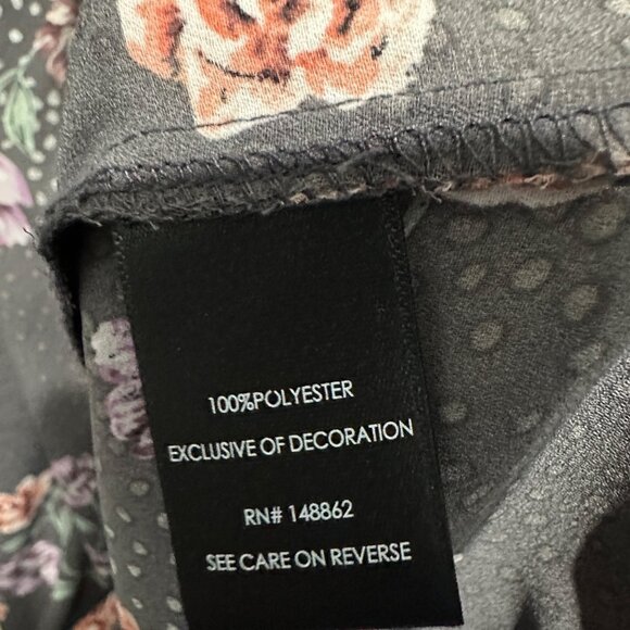 Torrid size 2 (2X) gray floral smocked short flutter sleeve top FLAW - Picture 6 of 10